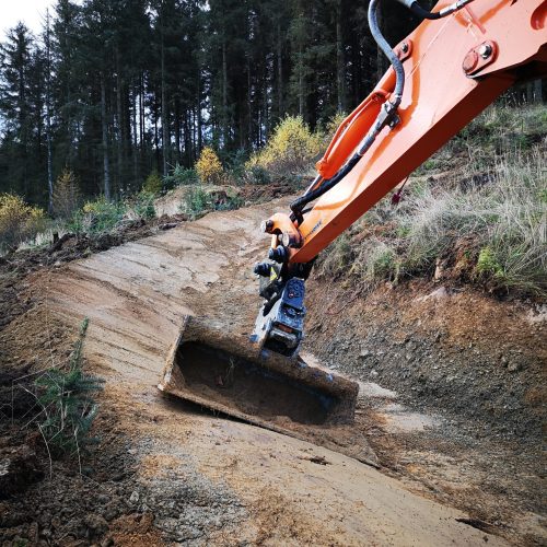 Scandi Bkt on Tilt hitch 2 couplers with tilt bucket